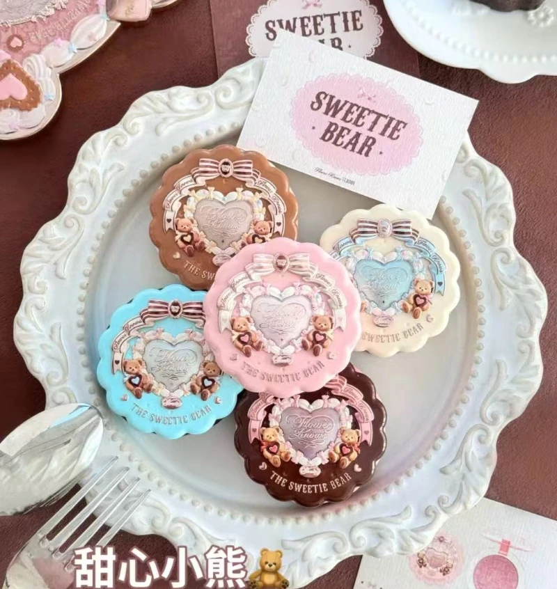 Flower Knows Sweetie Bear Collection Dames Satijn Reliëf Blush Zacht Licht Heldere Kleur Gezichtsmake-up Schoonheid Cosmetisch