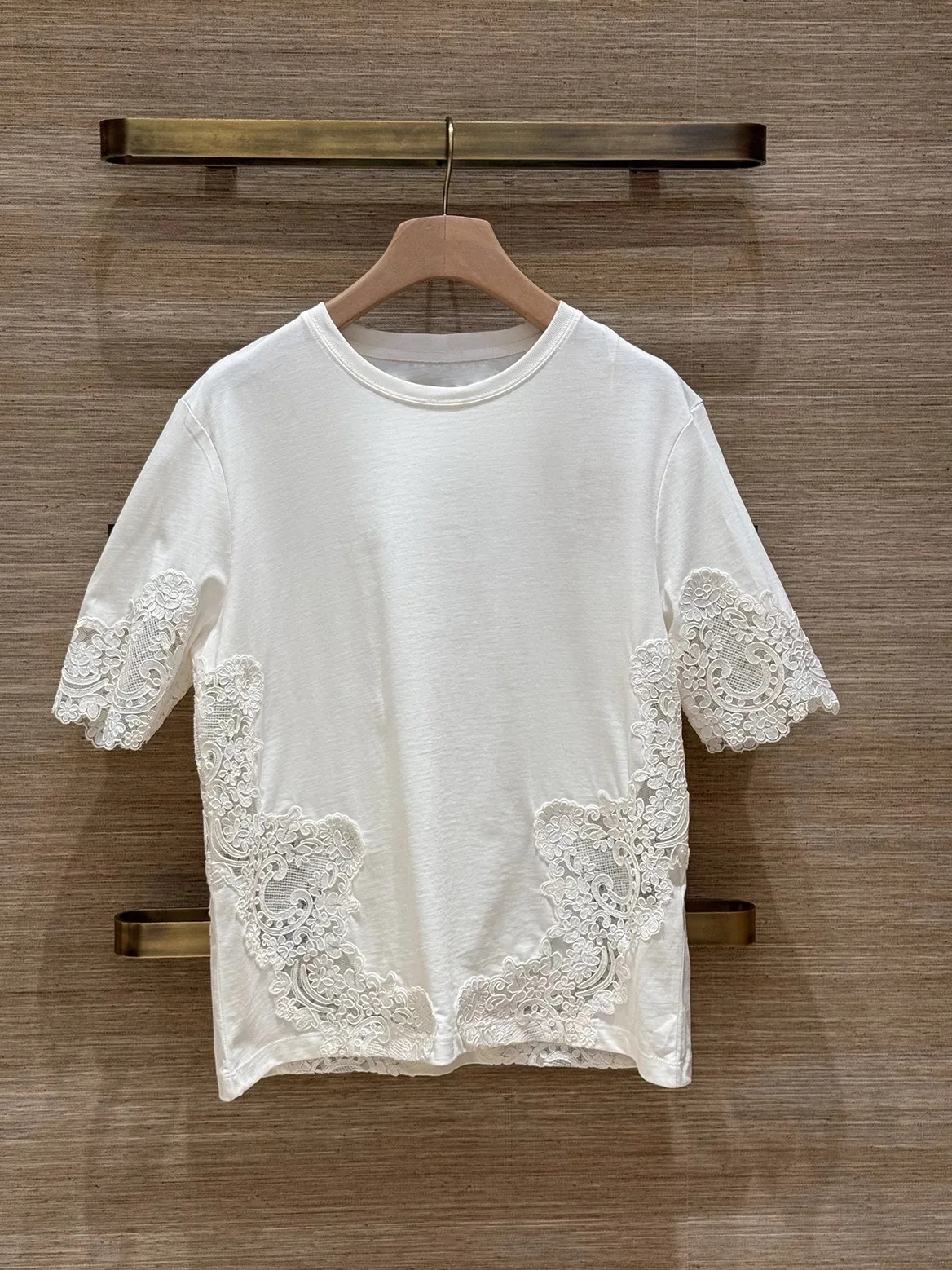 

Новая коллекция Весна-Лето: Белая хлопковая футболка с круглым вырезом, кружевными вставками и вышивкой, универсальный свободный крой, дышащая и комфортная.