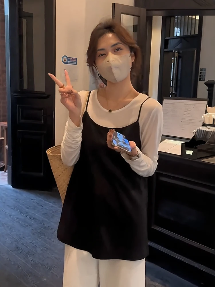 

Корейский стиль: Комплект из двух предметов – черный жилет с бретелями и футболка с длинным рукавом (внутренний слой). Модный женский ансамбль для весны и лета.