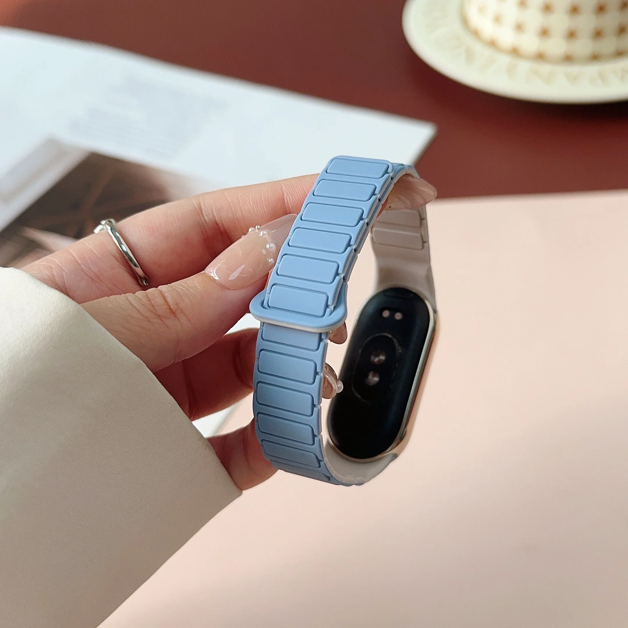 حزام مغناطيسي لسوار Xiaomi Mi Band 9/ Smart Band 8 حزام بديل للرجال والنساء سوار معصم رياضي من السيليكون لـ Mi Band 9