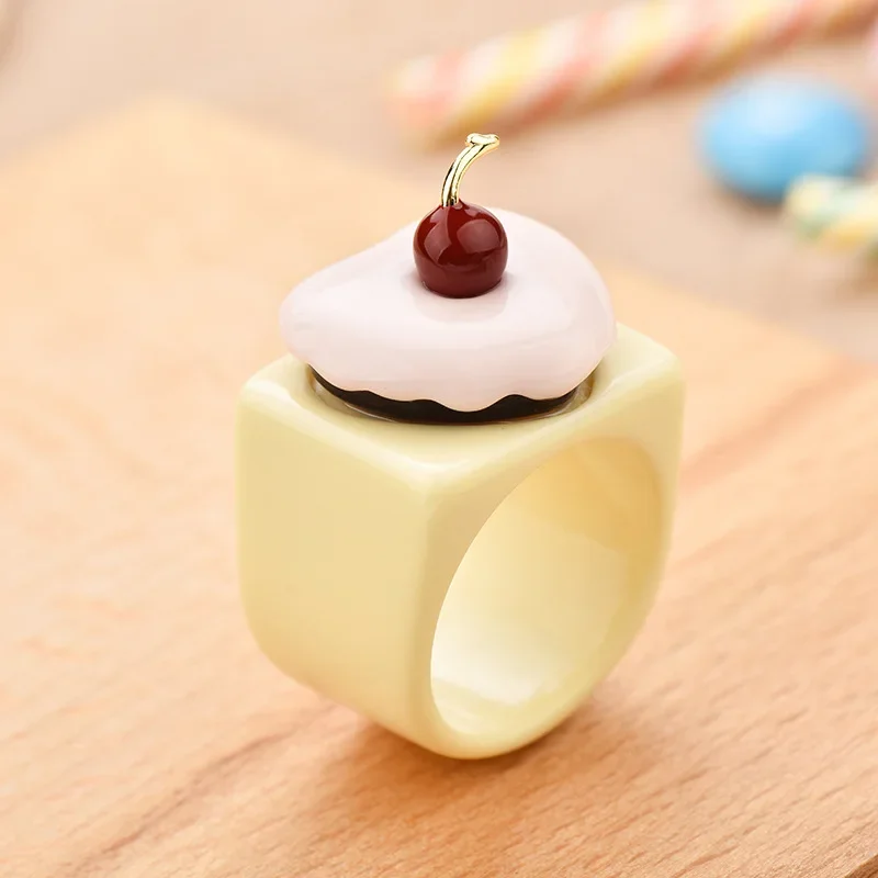 

2025 The sweet and fashionable princess shows off her affection and then has a bite of the cake, a ring and a female ring