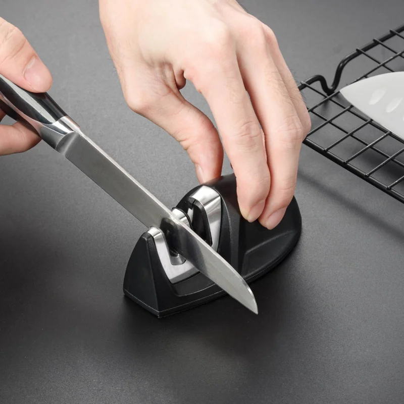 Aiguiseur de couteaux à 2 étapes, mini aiguiseur de couteaux portable pour l'extérieur, pour un affûtage rapide et facile des lames, noir