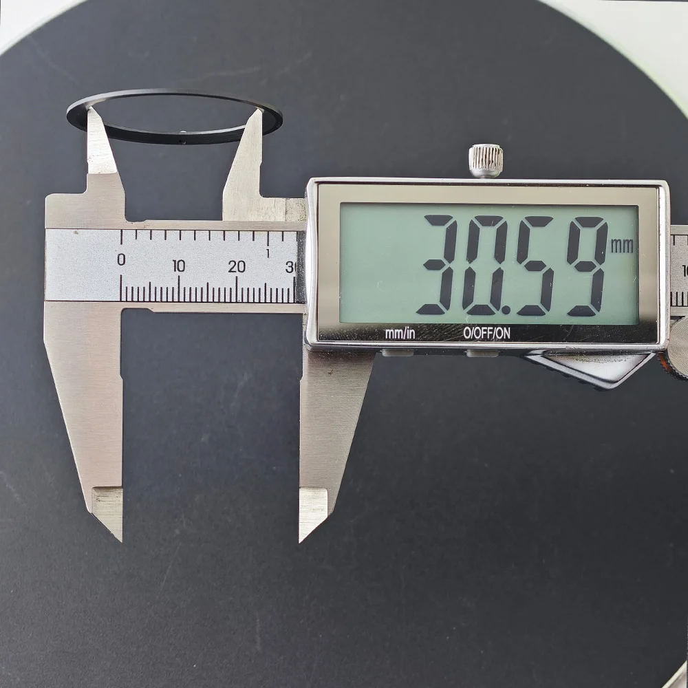 38mm * 30,6mm Geneigter Keramik-Lünetteneinsatz für Herrenuhren Ersatz-Lünette mit Kohlefaser-Textur Uhren-Lünetteneinsatz – Detail 11