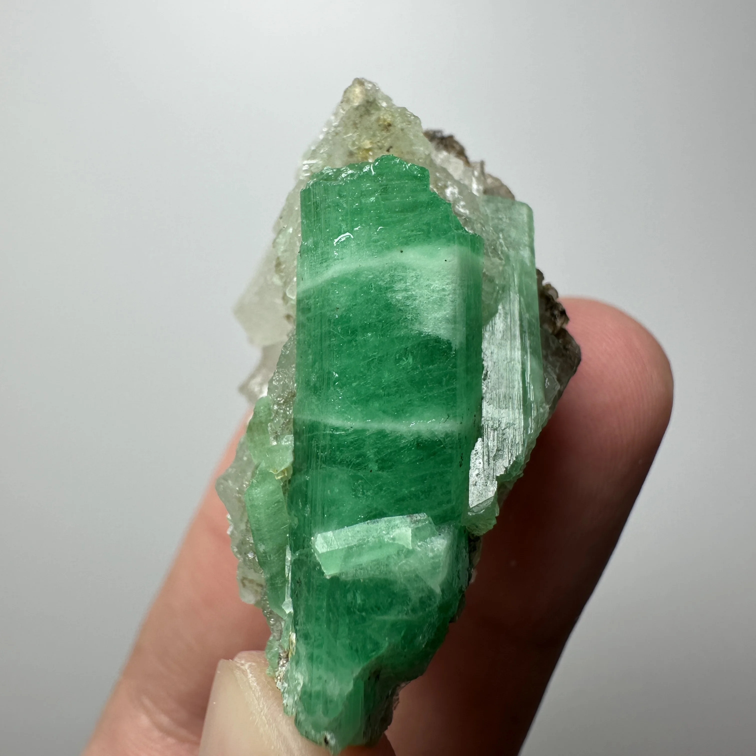 عينة معدنية من الزمرد الطبيعي + بلورات كوارتز شفاء وأحجار كريمة صخرية #1