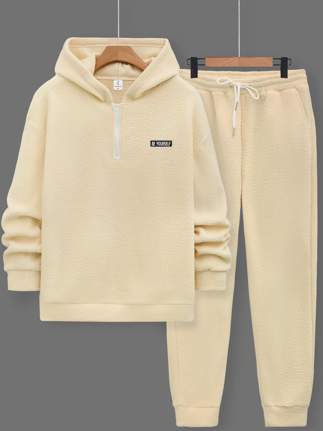 

Мужской зимний флисовый комплект с толстовкой на молнии и брюками с манжетами. Теплый повседневный костюм-двойка для комфортного отдыха.