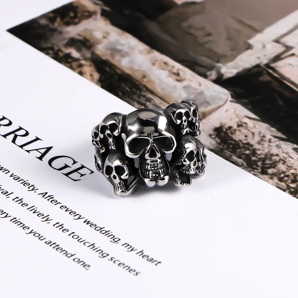 Anillo de Calaveras para Hombre, Estilo Vintage Negro con Diseño de Múltiples Calaveras Entrelazadas, Acero Inoxidable, No se Descolora, No Es Alérgico, Estilo Gótico Punk Heavy Metal, Éxito de Ventas Internacional