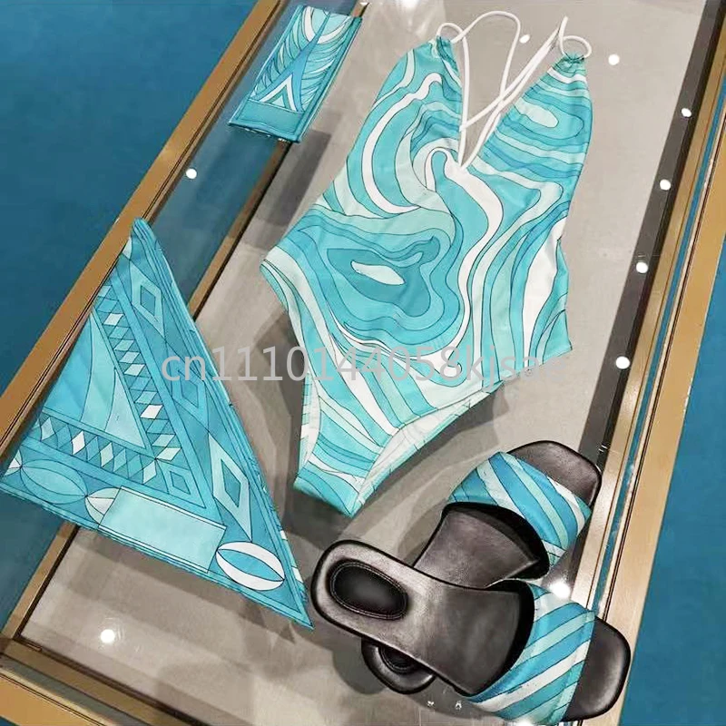 

Классический дизайн: женские синие купальники с шарфом, фирменным логотипом и дизайнерской повязкой на голову, комплекты бикини, пляжная одежда