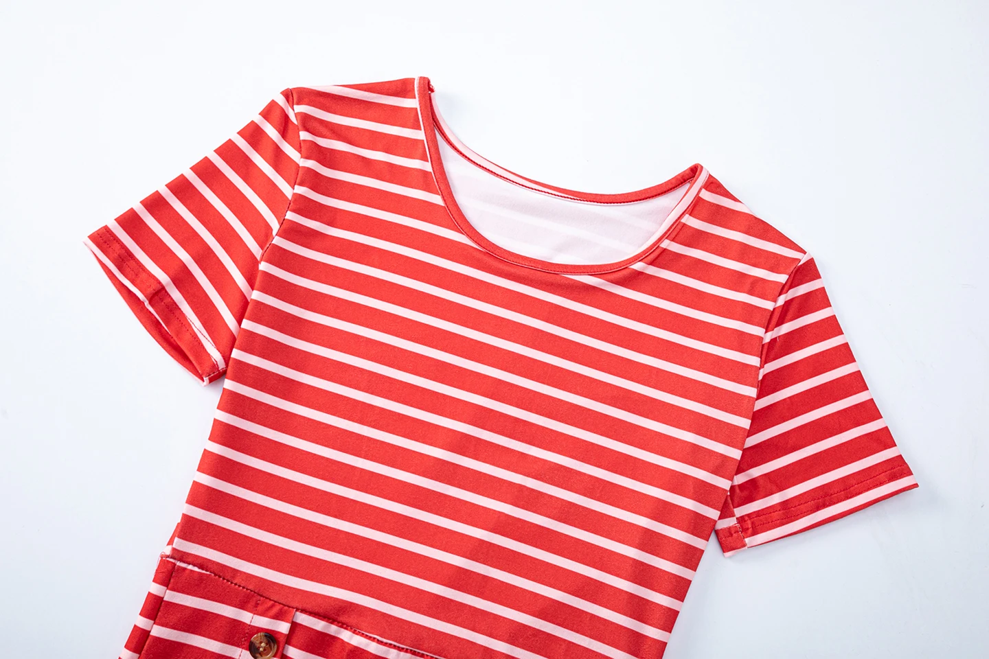 2026 Neues Europäisches und Amerikanisches Damenkleid mit Rundhalsausschnitt, Streifenmuster, Kurzen Ärmeln, Schlankmachendem Effekt und Seitenschlitz – Detail 13