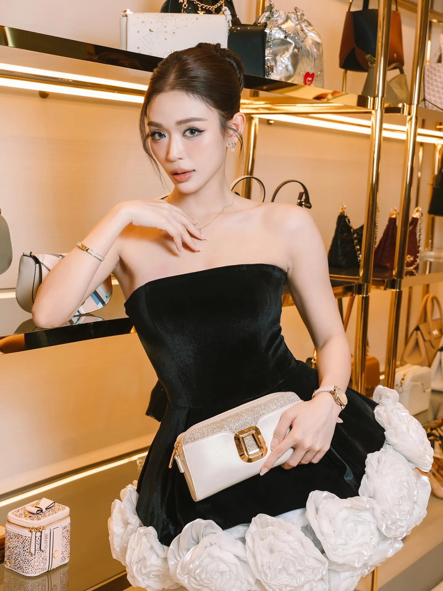 فستان قصير عصري موديل 2025 مشد مخملي أسود بدون حمالات مع كشكشة زهور بيضاء ثلاثية الأبعاد، فستان أنيق لحفلات الكوكتيل للتاريخ الليلي