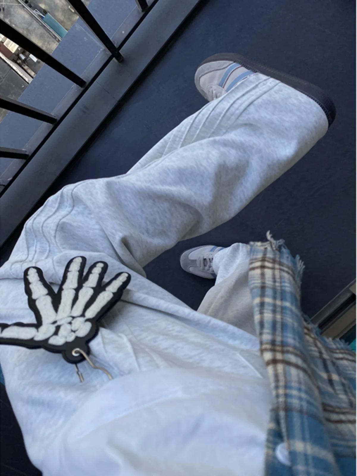 

Стильные повседневные мужские спортивные брюки в полоску, молодежные прямые брюки с вырезами, дышащие осенние модные длинные брюки для подростков