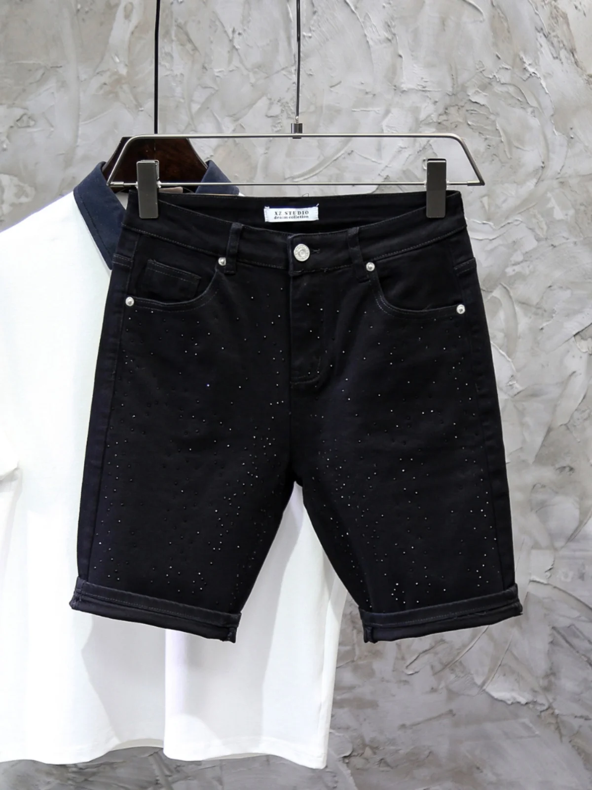 

Новые летние повседневные эластичные джинсовые шорты мужские в корейском стиле, модные, с термостразами, облегающие, укороченные брюки-капри