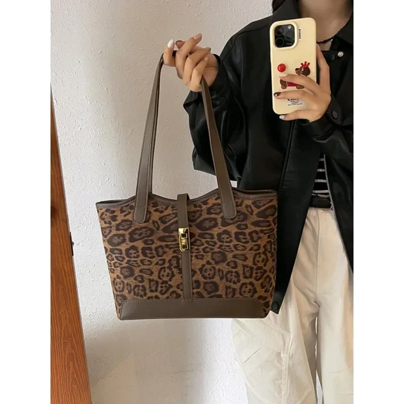 

2025 Women's Chic Vintage Tote - Bold Animal Print Shoulder Bag for Effortless Work, Commuting & Weekend Leisure