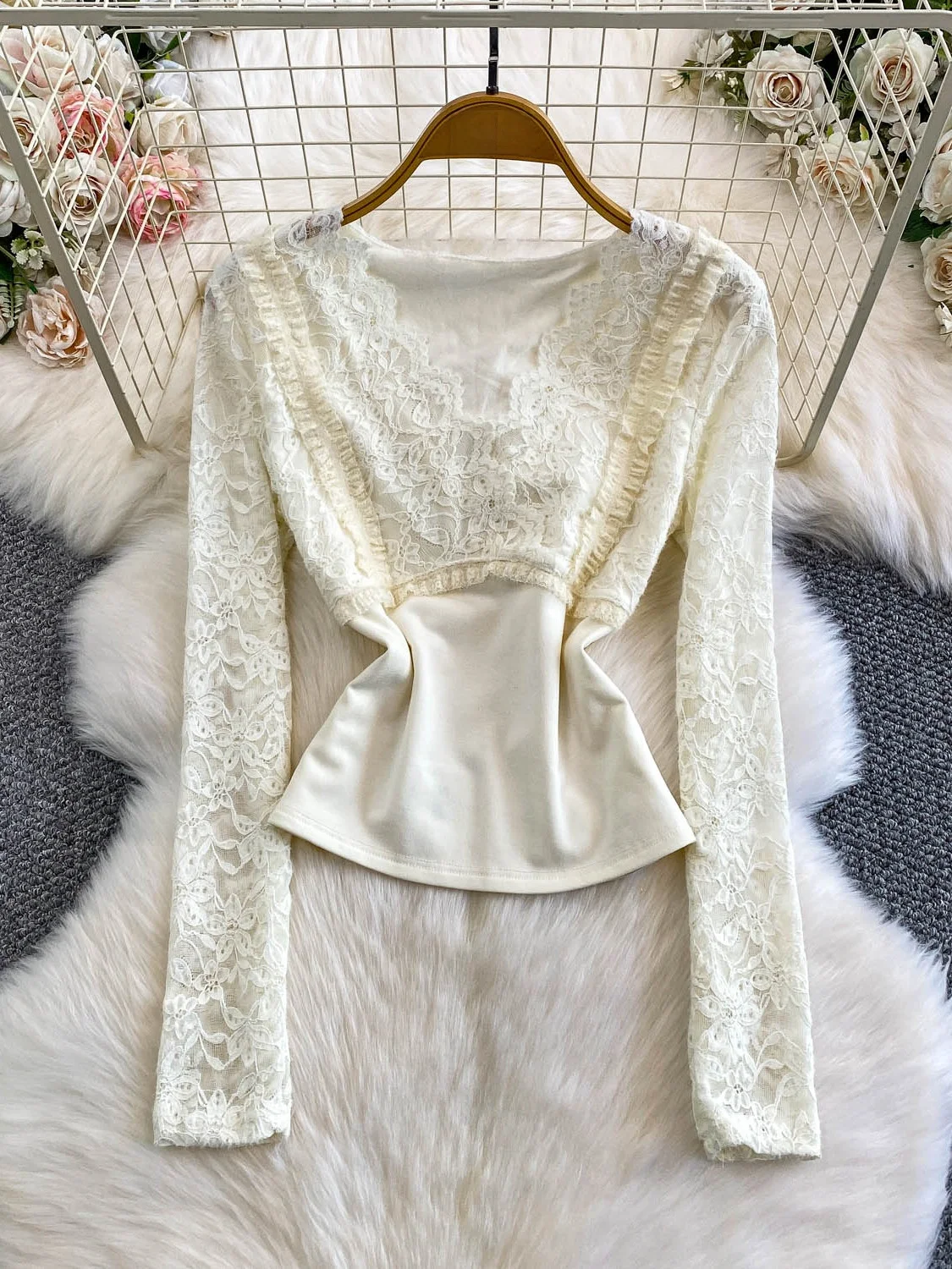 Seksowny koronkowy top z dekoltem w serek, łączony, damski, jesienno-zimowy, osobowość, bazowy top, modny, długi, oddychający.