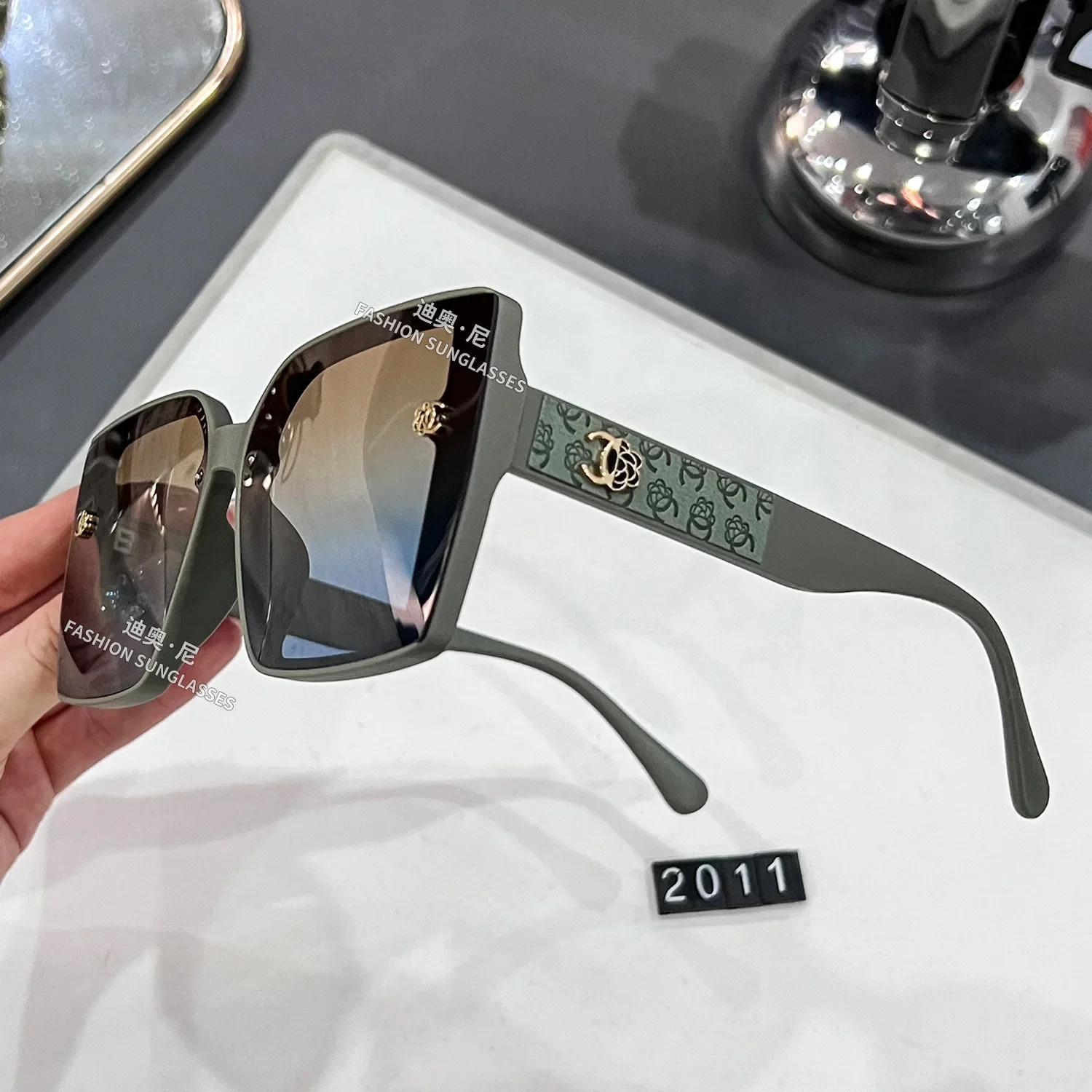 Thumbnail 4 - #6 Trending Fashion Sunglasses Right Now