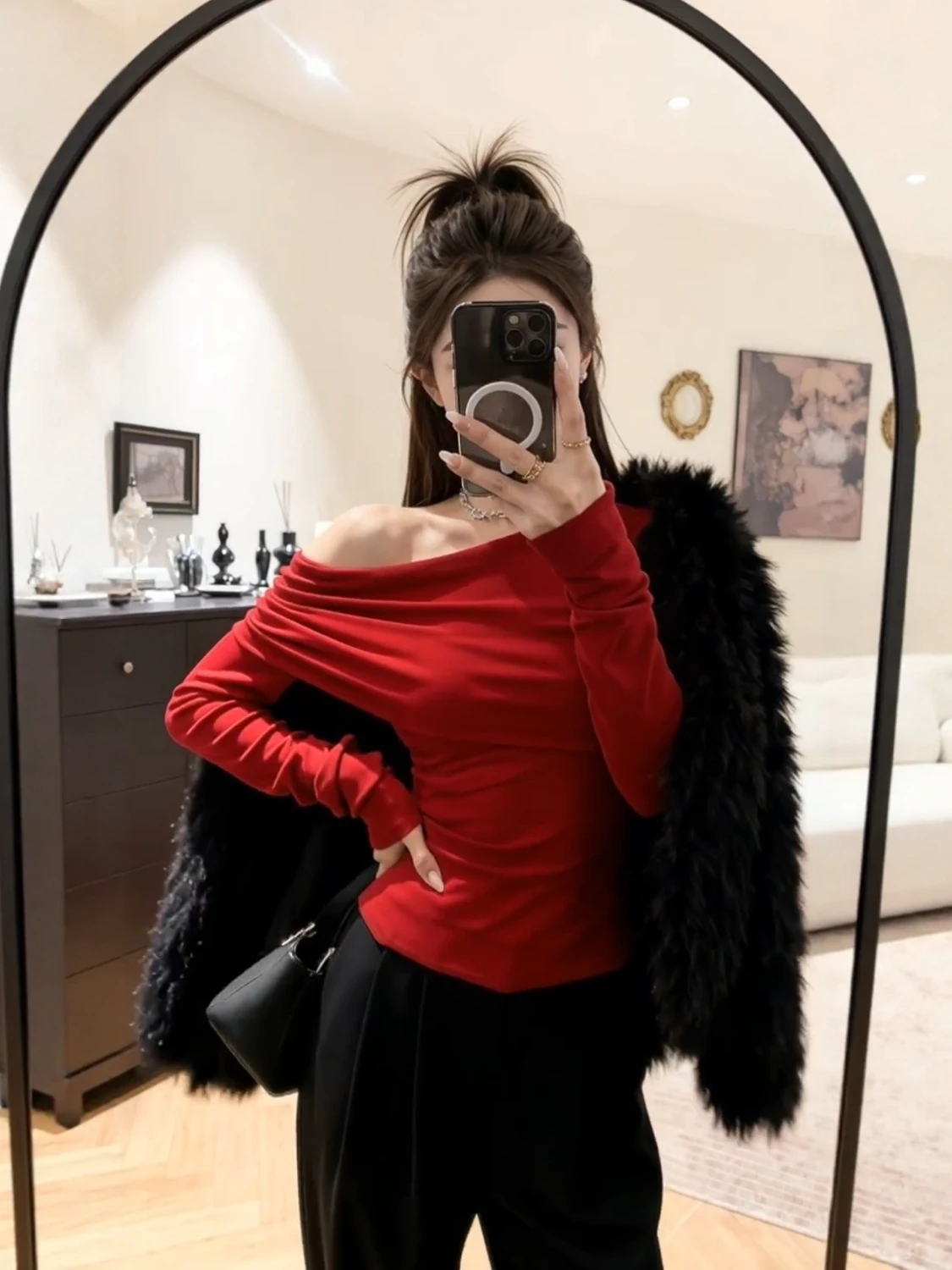 Camiseta Longa Feminina Faionable Slim Fit com Design Único de Pregas e Ombros para Outono e Inverno