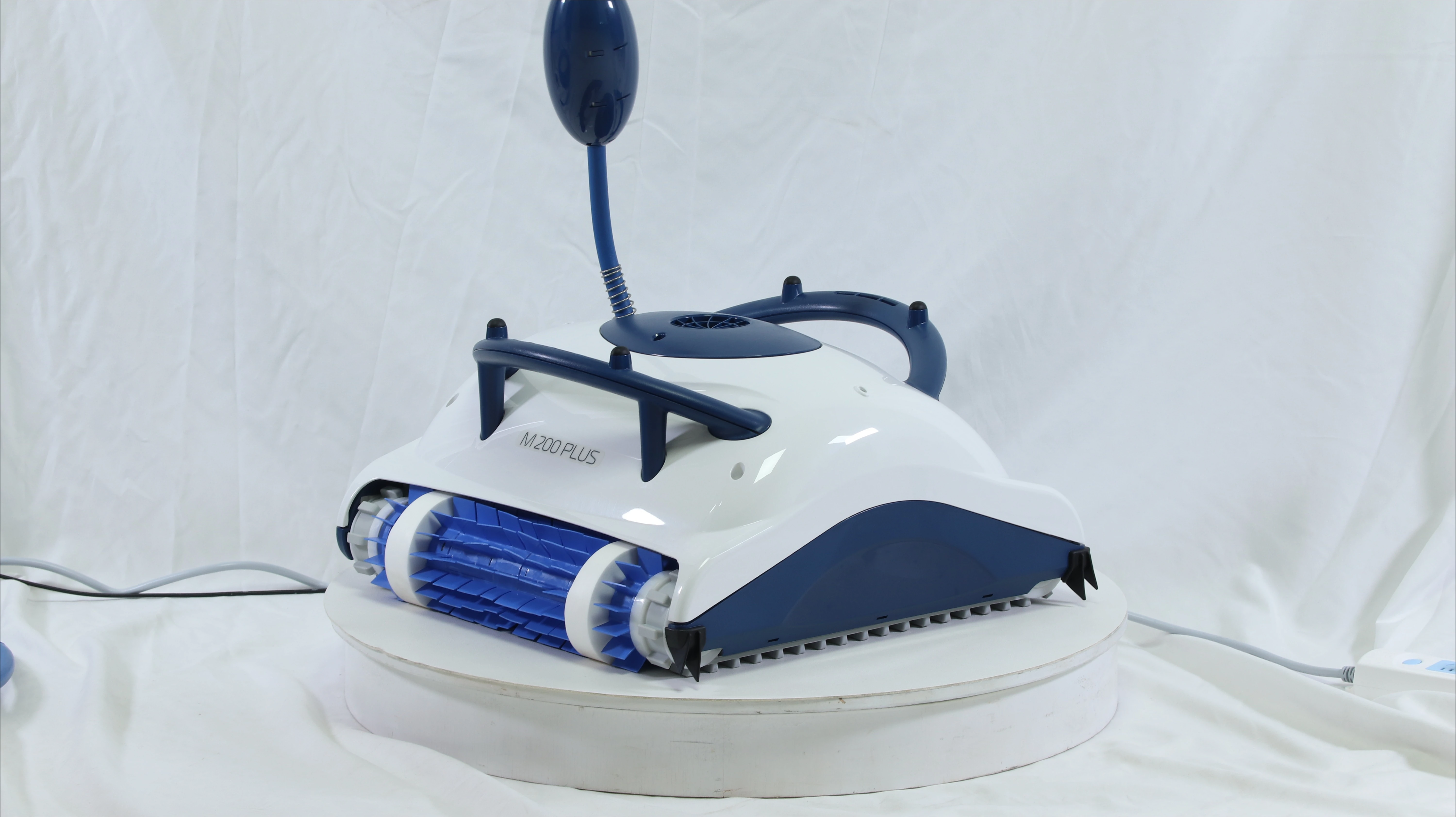 حمام سباحة M200 PLUS آلة الصرف الصحي الأوتوماتيكية تحت الماء مكنسة كهربائية روبوت تنظيف حمام السباحة