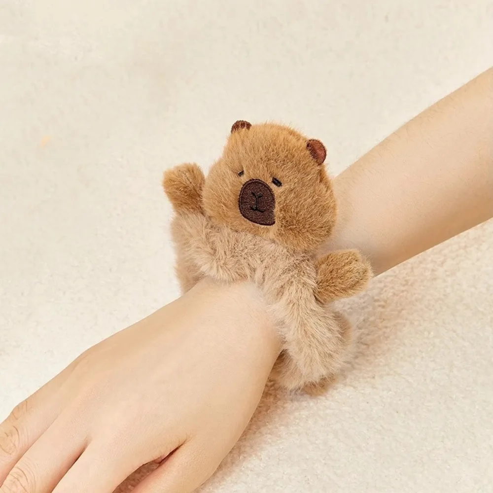 大きなぬいぐるみカピバラ、サメクリップ、亀柄のチェック柄リボン、カピバラヘアロープ、曲がった頭の柔らかいヘアゴム