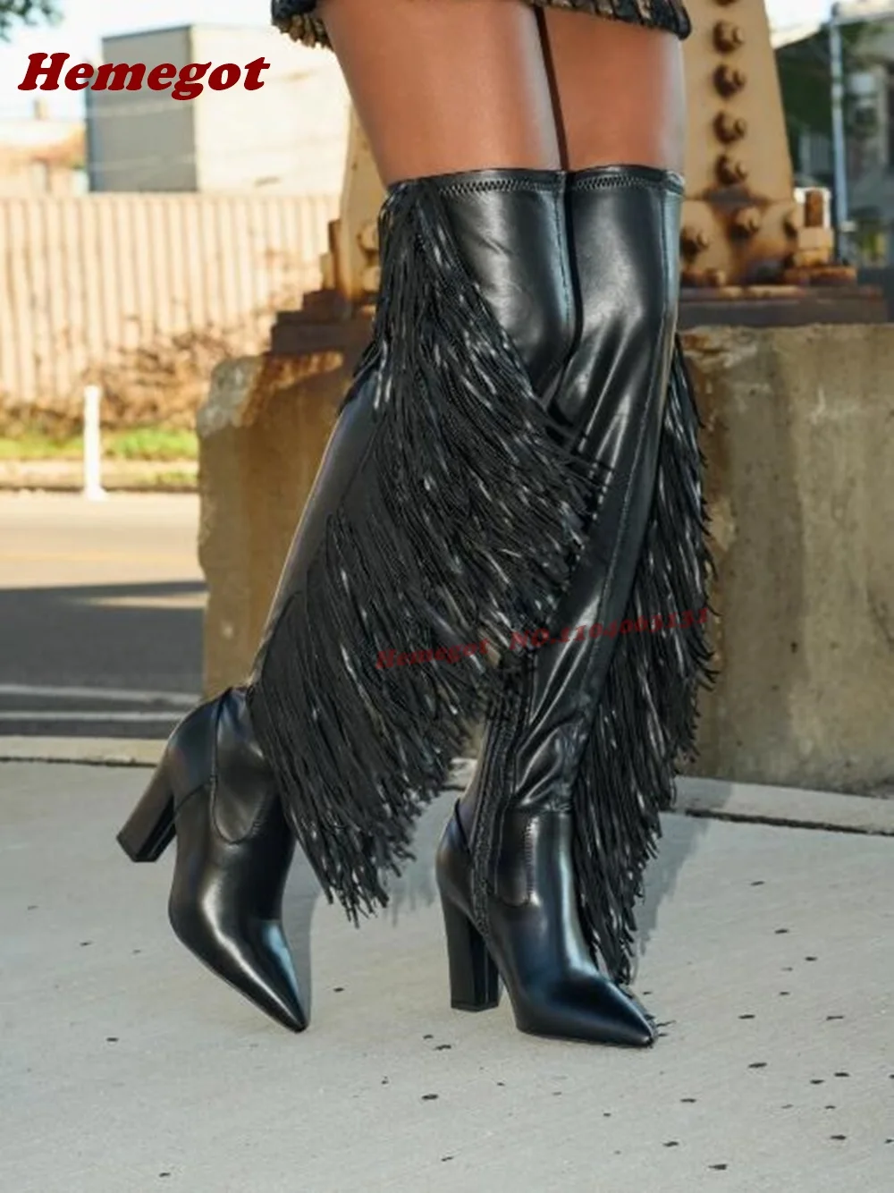 Sepatu Boots Tinggi Selutut Model Chunky Heels dengan Rumbai Hitam, Ujung Runcing, Rumbai di Atas Lutut, Ritsleting Samping, Elastis, untuk Pesta dan Peragaan Busana