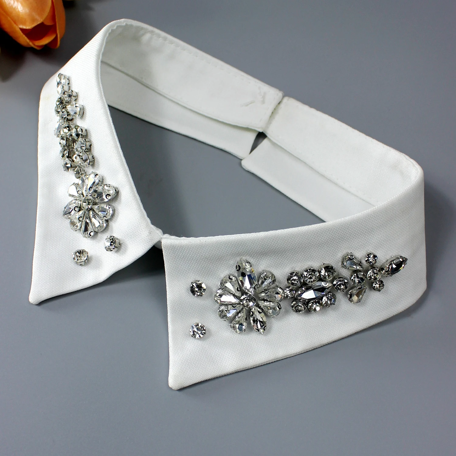 1 Stück luxuriöser Strass-Kunstkratz, mit glänzenden Diamanten und handgenähter Verarbeitung. Entworfen mit Sonnenblume und C – Detail 2