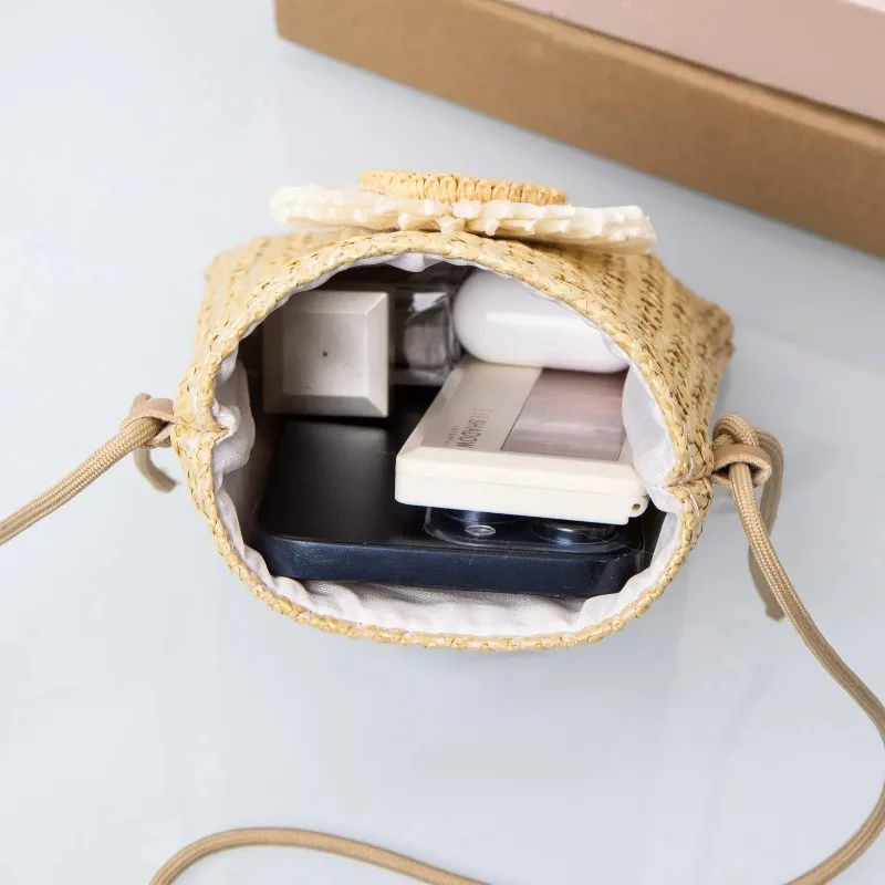 حقائب هاتف أنيقة منسوجة من القش للنساء والفتيات حقيبة كروس أنيقة، مقترنة بالزهور البيضاء حقيبة كتف صغيرة منسوجة واحدة