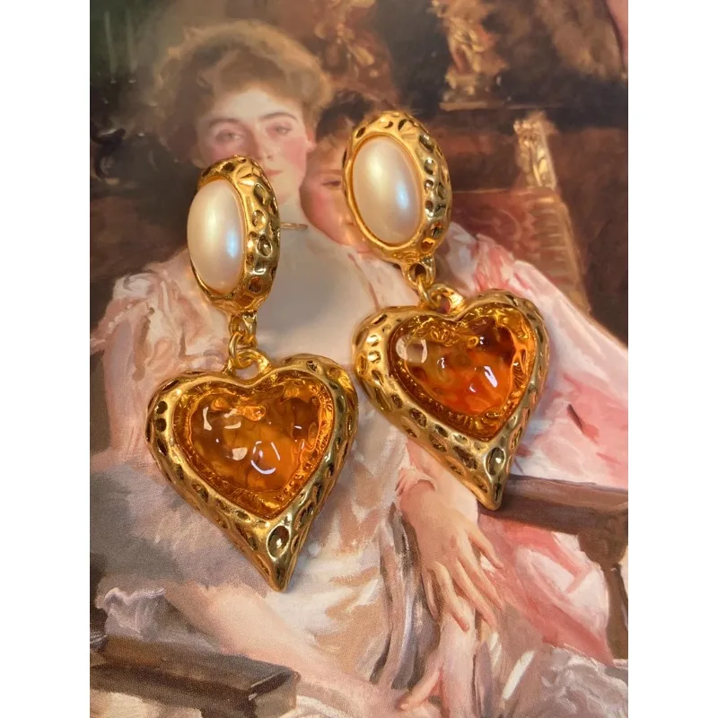 

Ancient glazed pearl love earrings in caramel pudding
