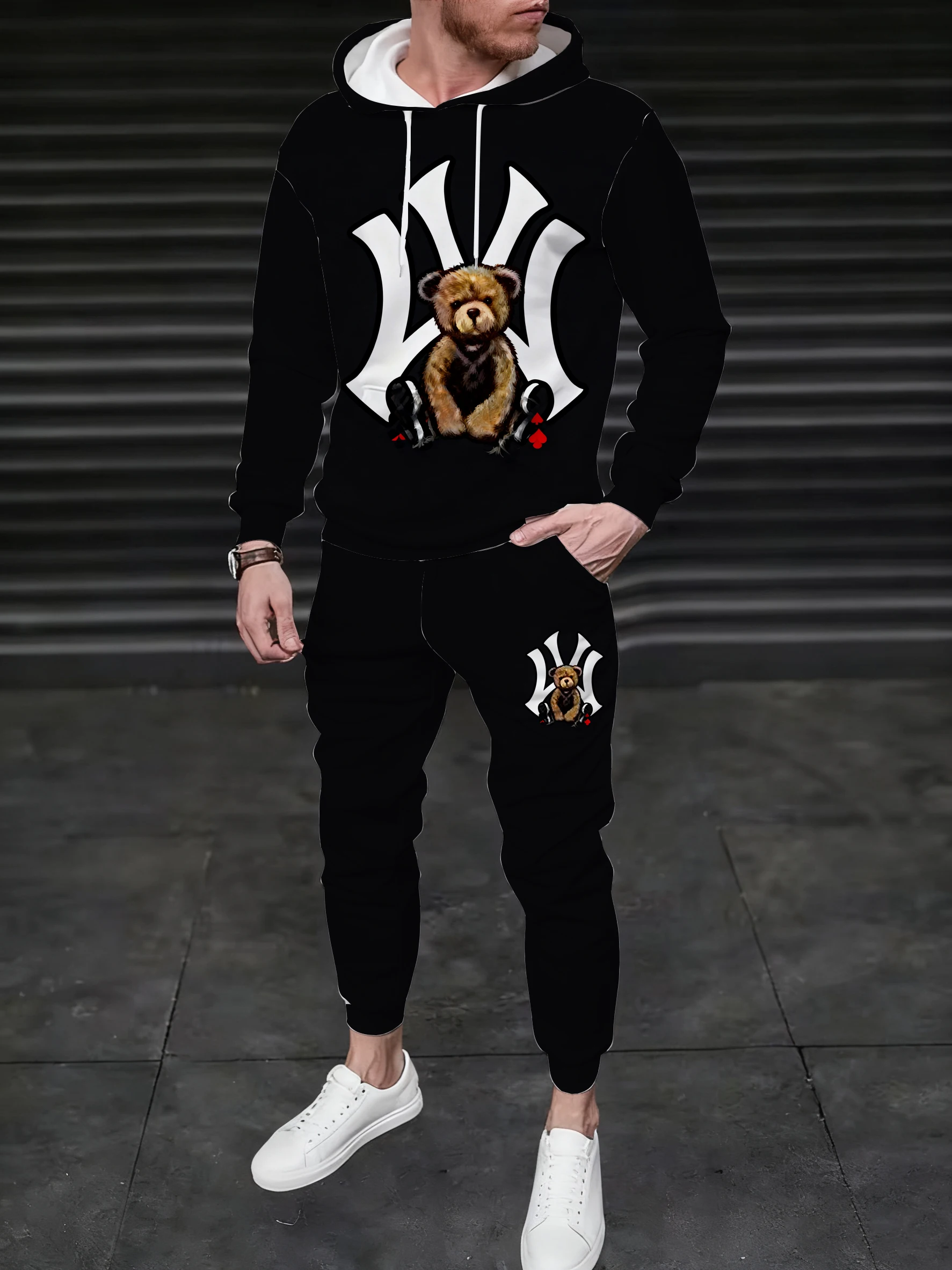 

Мужская толстовка с капюшоном в сочетании со спортивными штанами, с принтом медведя, также универсальный уличный стиль.