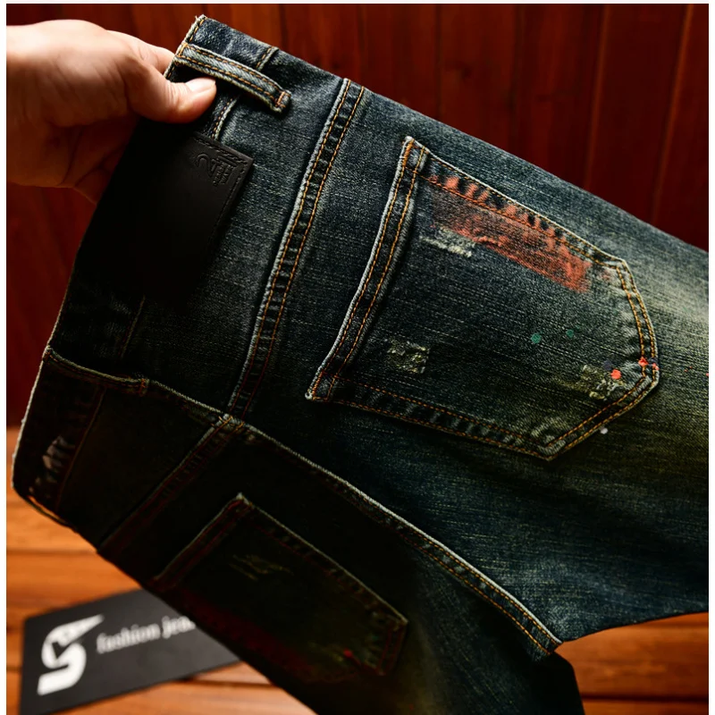 

Мужские джинсы с нашивками с рваными дырками, новинка 2025, мужская одежда, трендовый дизайн с краской и принтом, ностальгические облегающие джинсовые брюки в стиле ретро