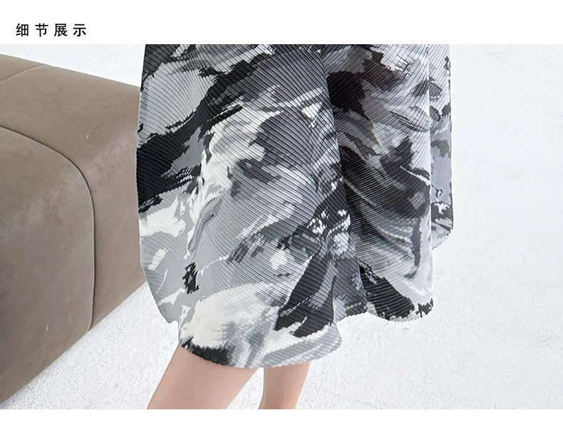 Miyake Plissierte Einreihige Damenkleider 2025 Sommer Neue Französische Batik-Bedruckte V-Ausschnitt-Kleider Lose Midi-Kleider – Detail 7