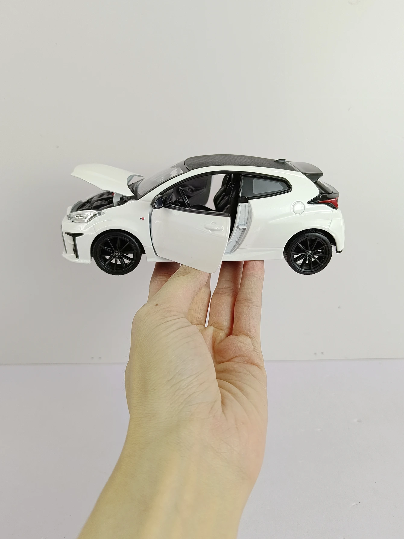 Maisto 1:24 simulation Toyota Yaris alloy car model ornament doors can be opened  rich in details, finely crafted