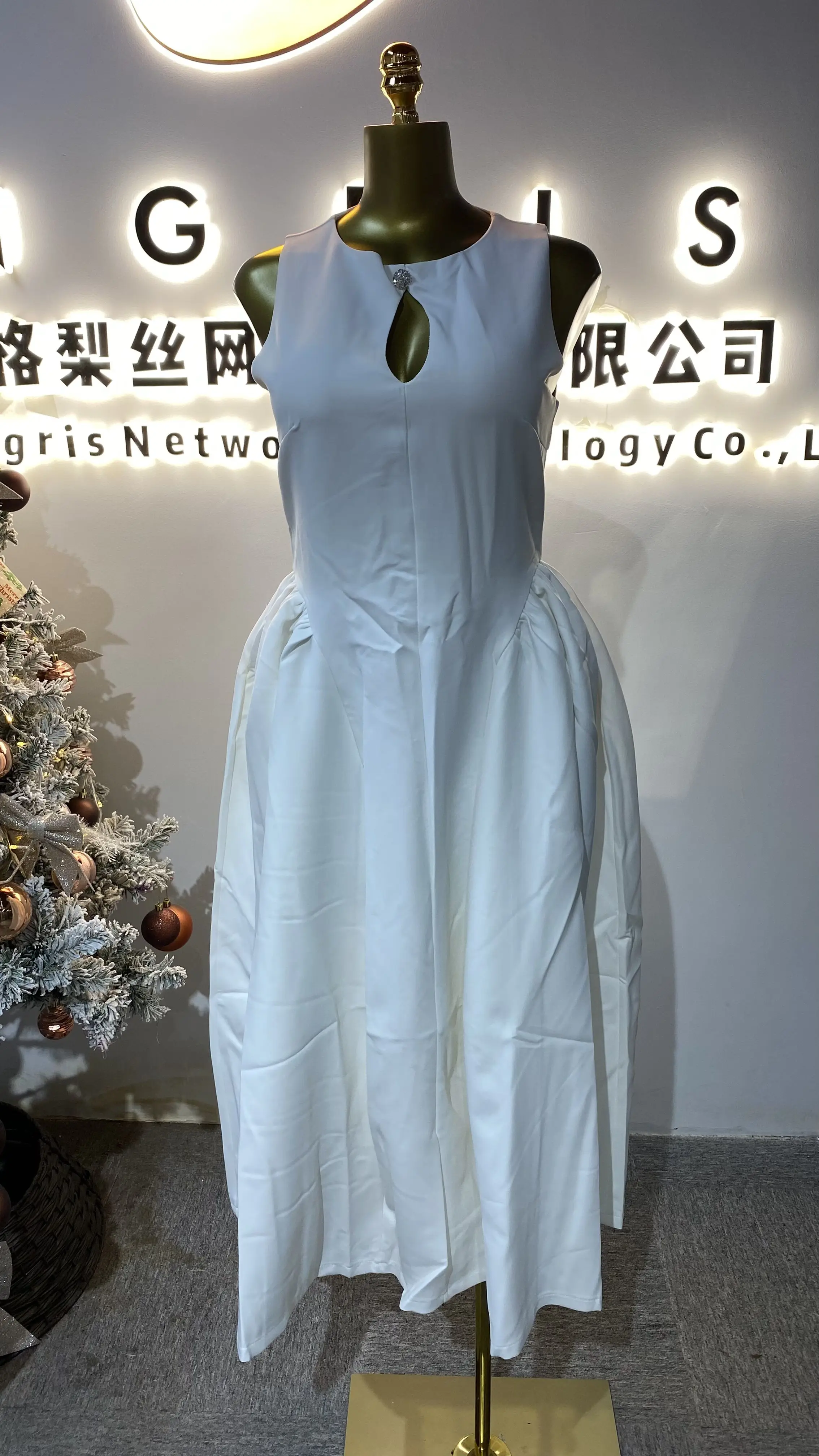 

Elegant women's high-fashion summer French sleeveless white halter pleated slimming maxi dress-GZXX139