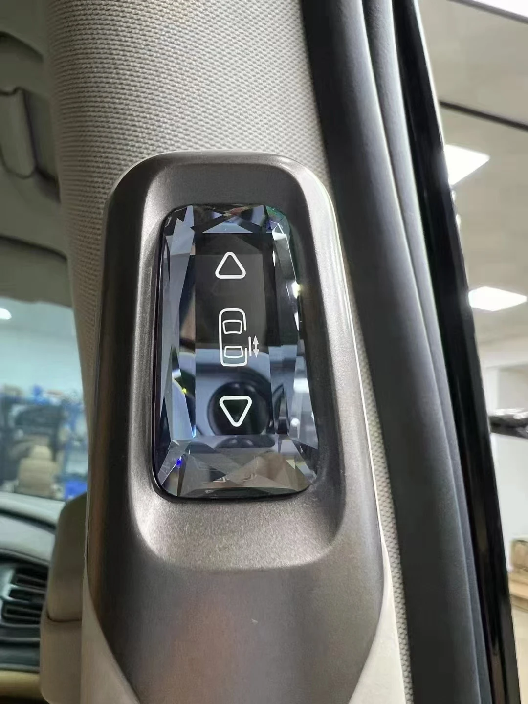 مفتاح كريستال للباب الأوسط لـ Denza D9 2022 2023 2024 2025 ملحقات السيارة الداخلية