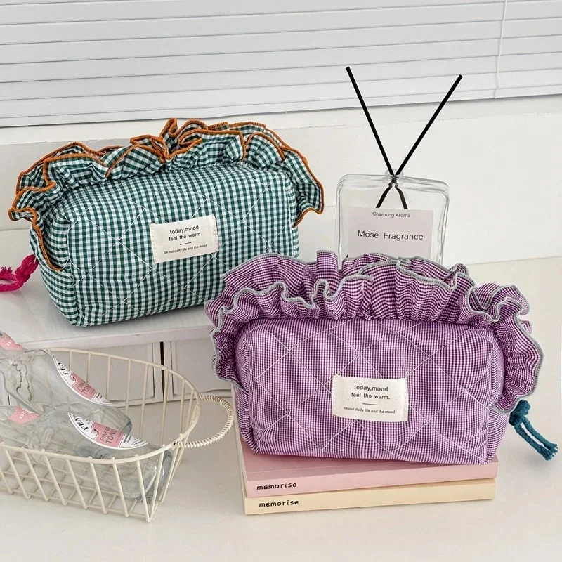 Vintage Gingham Women's Cosmetic Makeup Bag with Ruffled Edges-Large Capacity Organizer, Elegant Ribbon Bow Closure for Daily