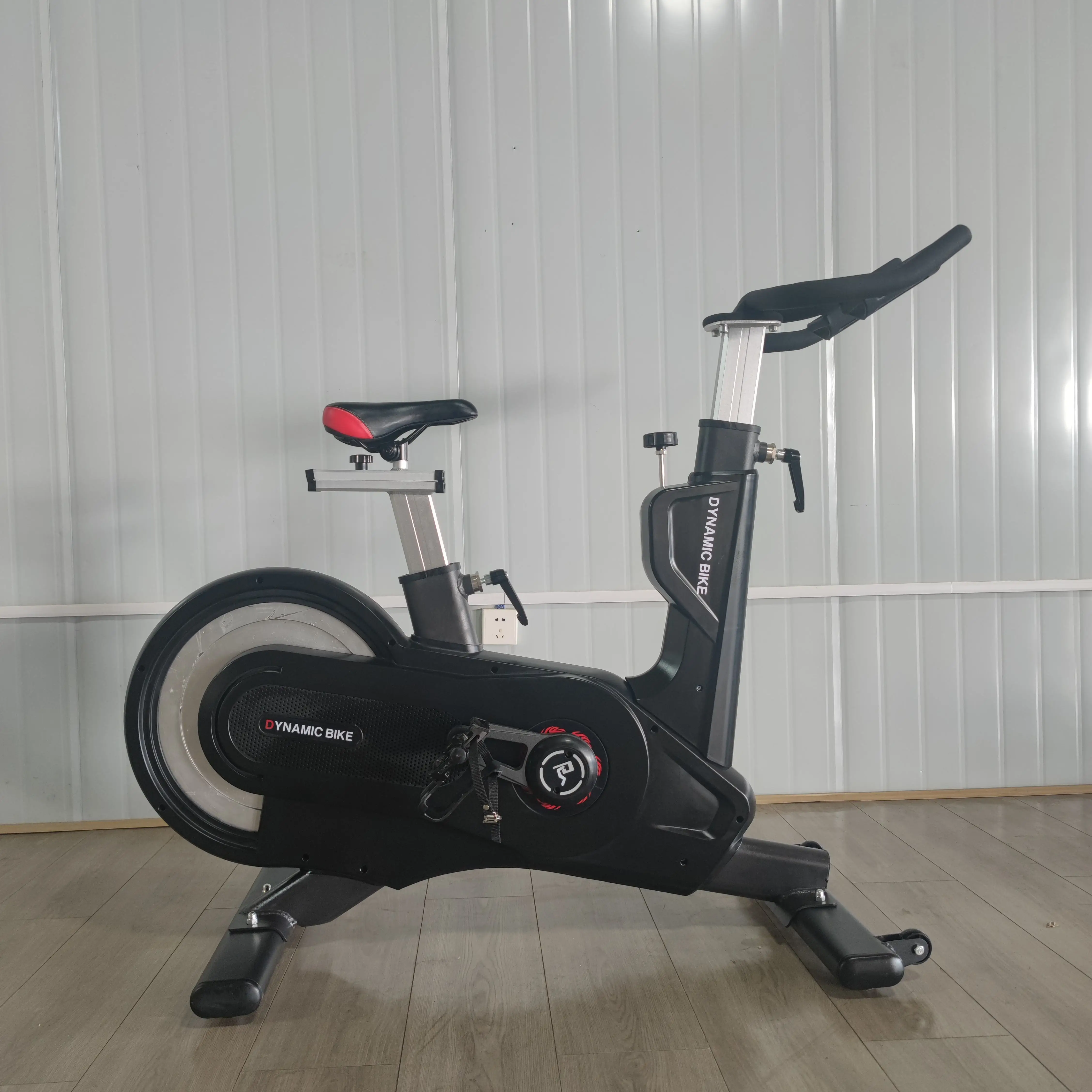 Machine de vélo d'exercice d'intérieur de gymnastique commerciale de haute qualité en gros pour la salle de sport