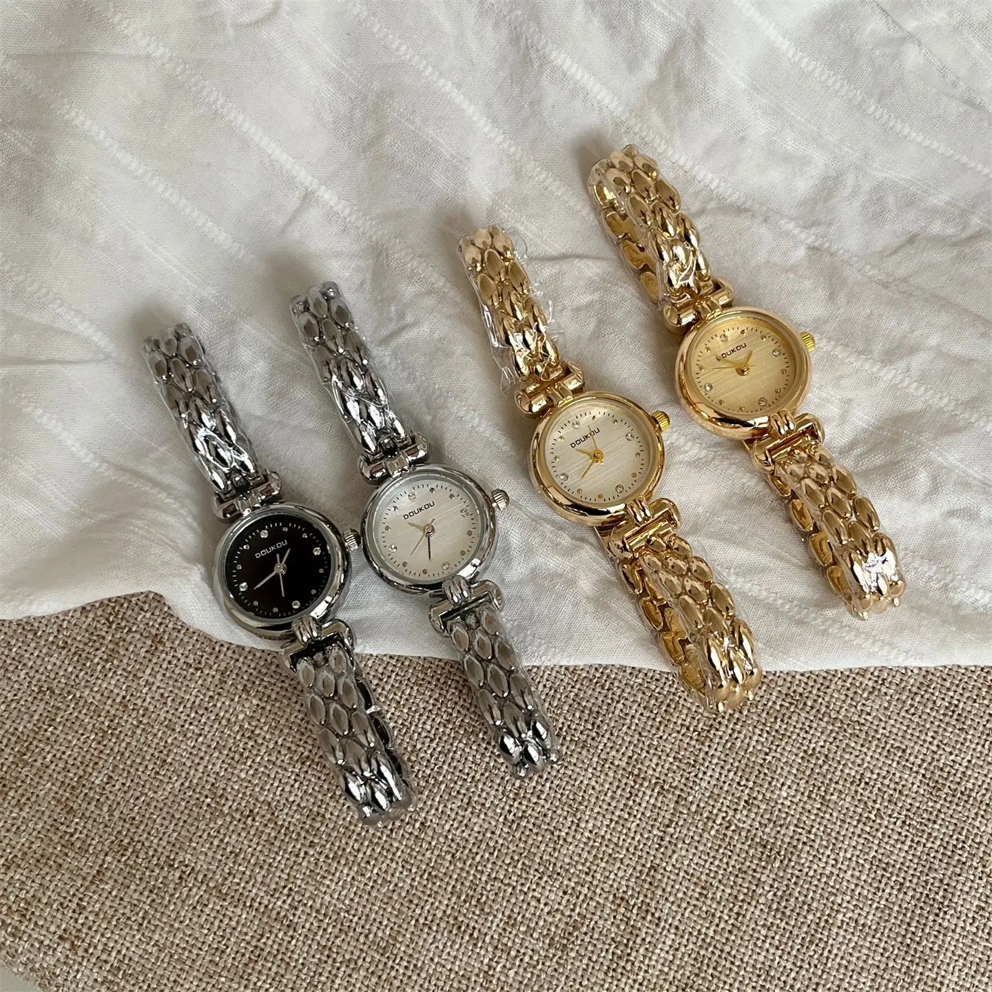 حار بيع الساعات بسيطة ريترو الذهب والفضة الساعات سلسلة صغيرة الساعات النسائية الأنيقة الساعات الفاخرة هدية