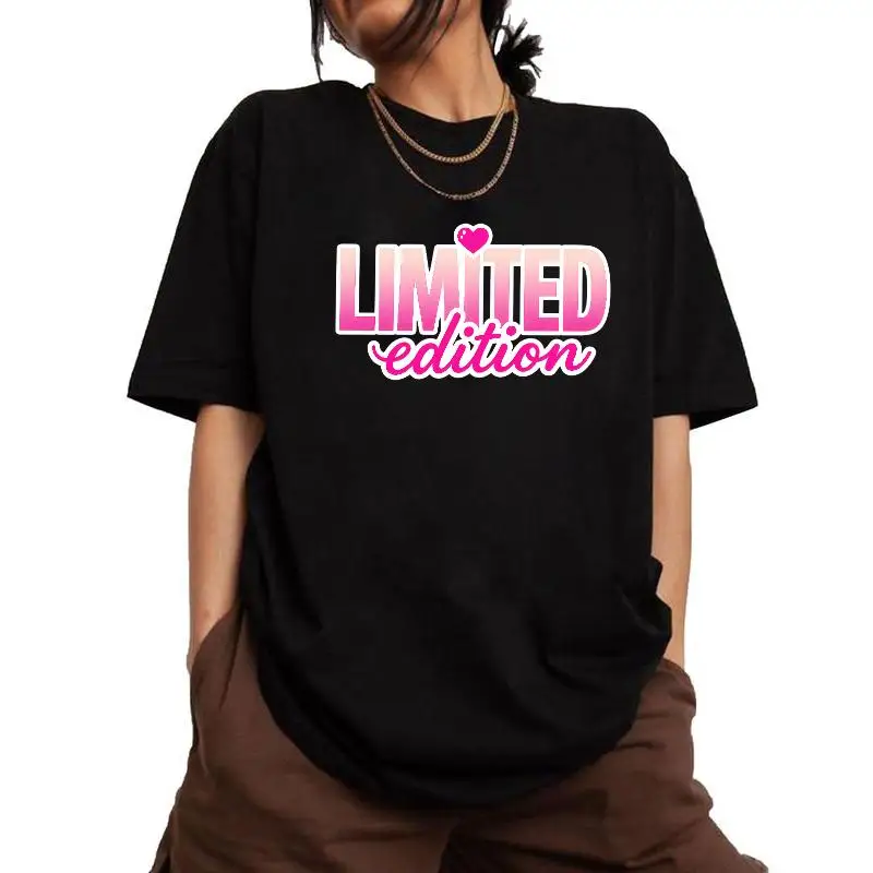 

"Limited Edition Graphic Tee | Pink Gradient Heart Print T-Shirt for Women | Casual Oversized Black Streetwear Top"