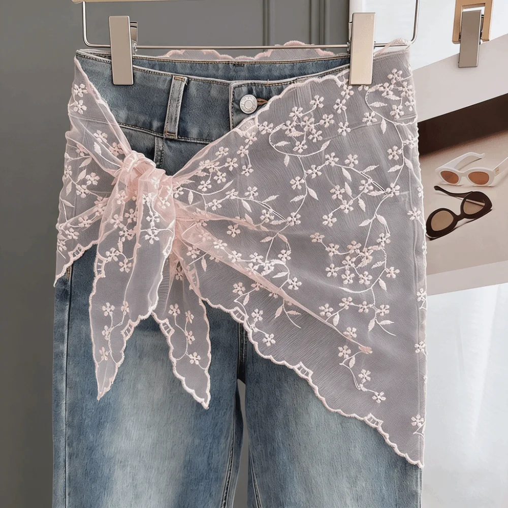 

Модная джинсовая юбка-фартук с кружевной отделкой и цветочной вышивкой, облегающая, универсальная, для женщин