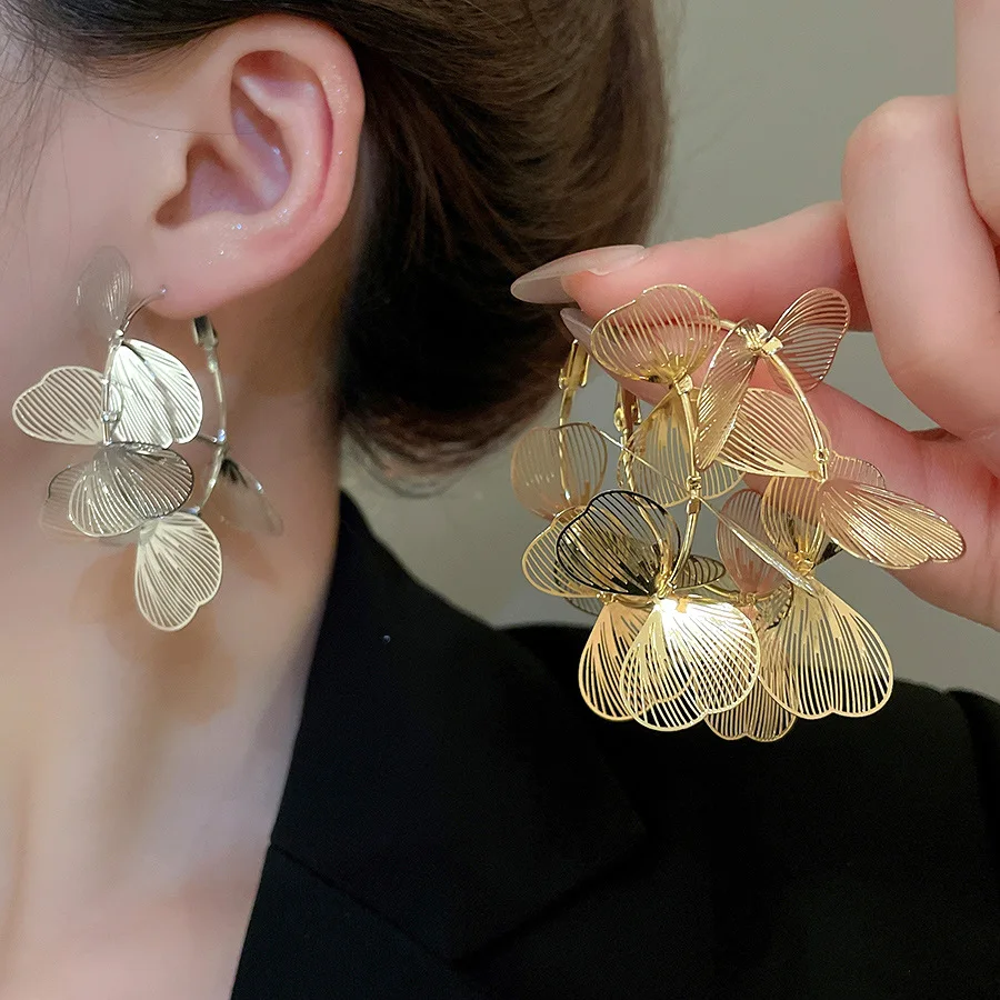 

High-Quality Silver Needle Metal Floral Openwork Hoop Earrings Minimalist Elegance Luxury-Inspired Sophisticated Ear Jewelry