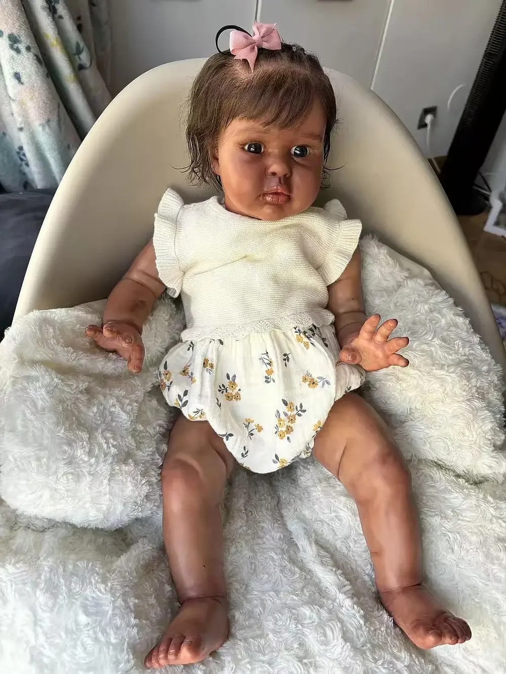 DLS مخصص محدود العرض 22 بوصة تولد من جديد دمية طفل إيلي مع الشعر الجذور اليدوية الجلد الداكن دمية الانتهاء بالفعل