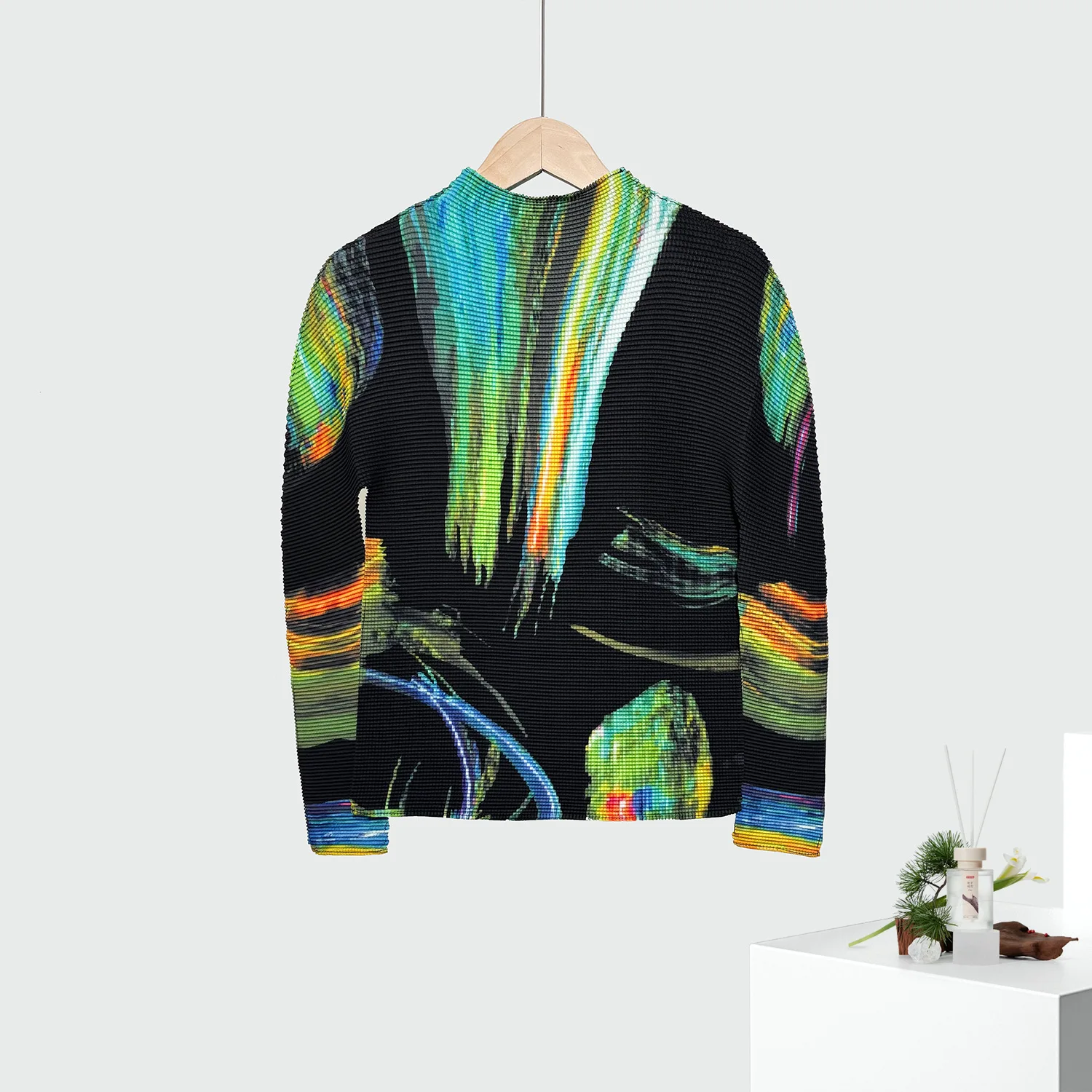 Miyake Print T-shirt for women, can be worn as an inner layer or on its own, stylish design, unique slim fit, long sleeve top.