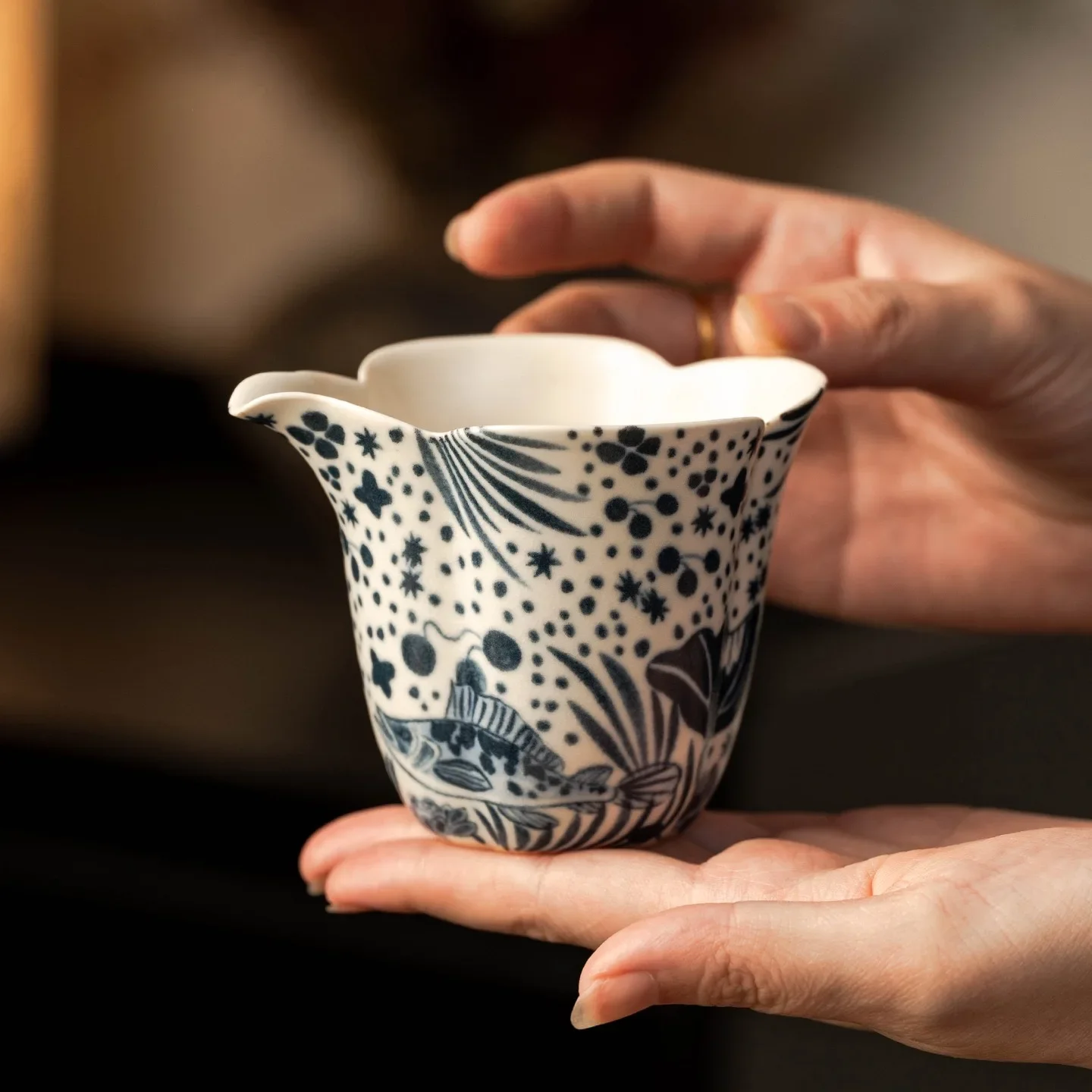 1Pc Soda Glaze Blue and White Fish Algae Pattern Ceramic Fair Cup Household Tea Dispenser Uniform Cup TeaSet Accessories Tea Sea