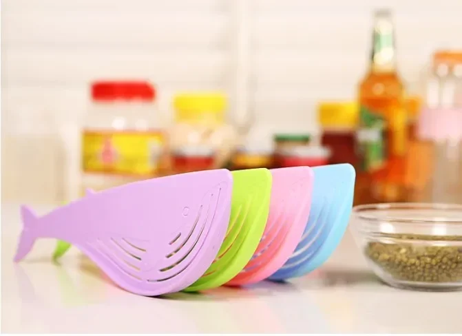 

1PC Whale Shape Plastic Pot Strainer Drainer Handle Water Filtering Rack Rice Washing Sieve Tool Kitchen Gadgets Tools OK 0337