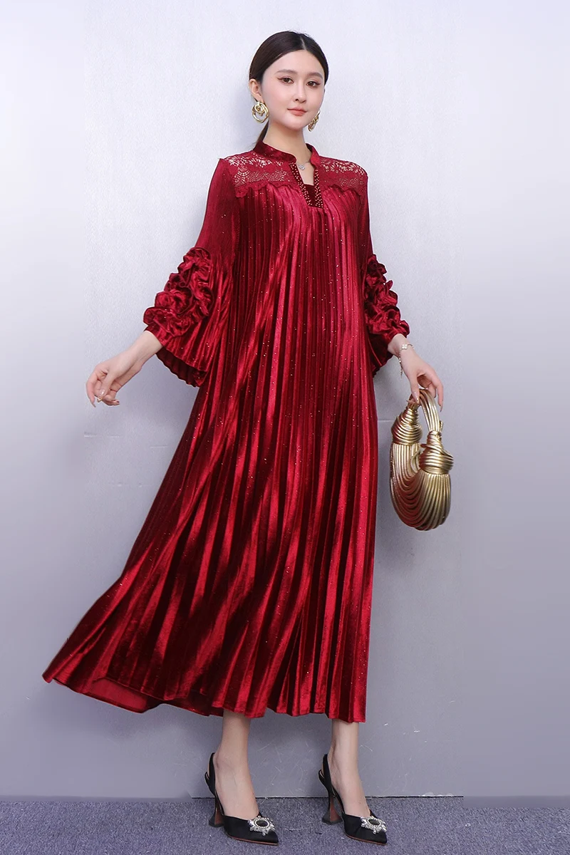 เดรสยาวผ้ากำมะหยี่แต่งลูกไม้ลายดอกไม้ สไตล์ลำลองสำหรับผู้หญิง ฤดูใบไม้ร่วง-ฤดูหนาว ปี 2025 รุ่น J2093 ขายส่ง