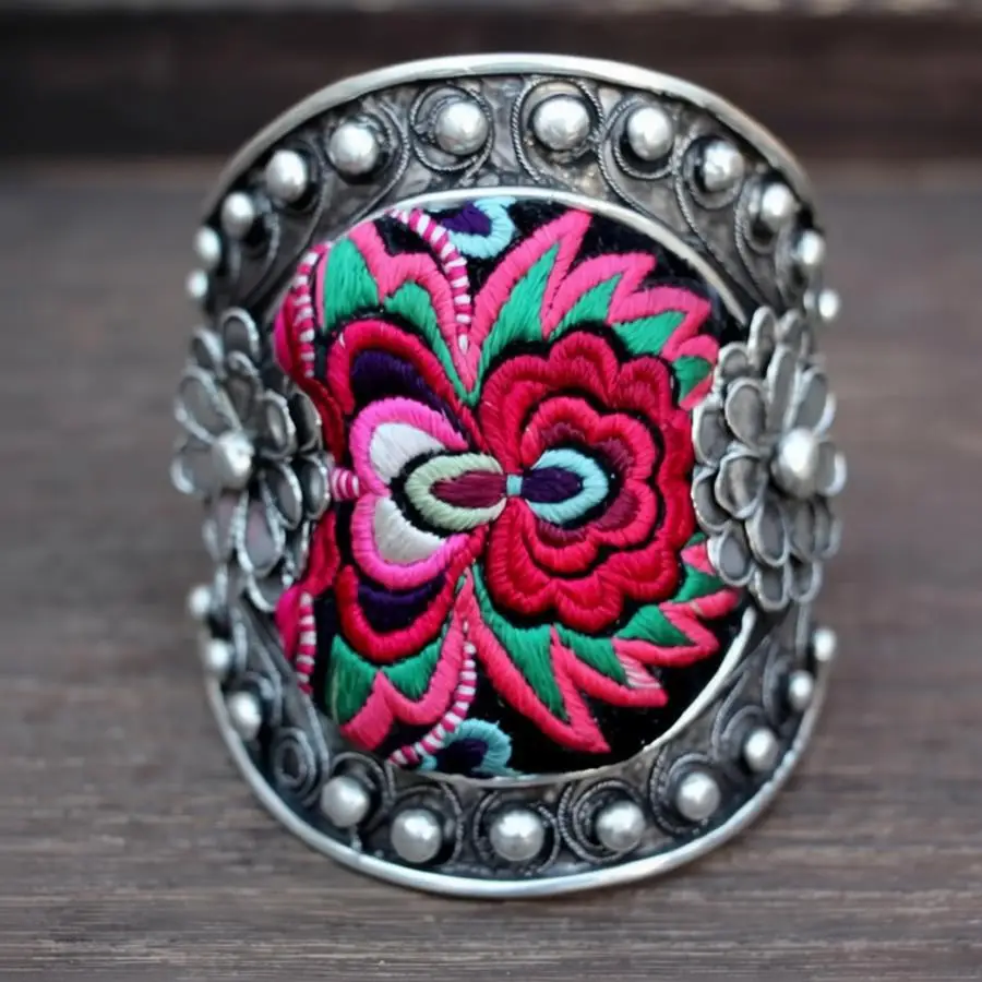 Exquisite Guizhou ethnic style retro Miao silver bracelet handmade sewing hollow carving jewelry craft display supplies