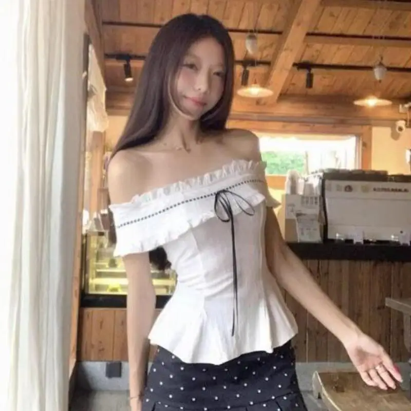 

Модные топы в корейском стиле для девушек, повседневная женская одежда с мультяшным принтом, футболка с открытыми плечами, летняя облегающая универсальная модель