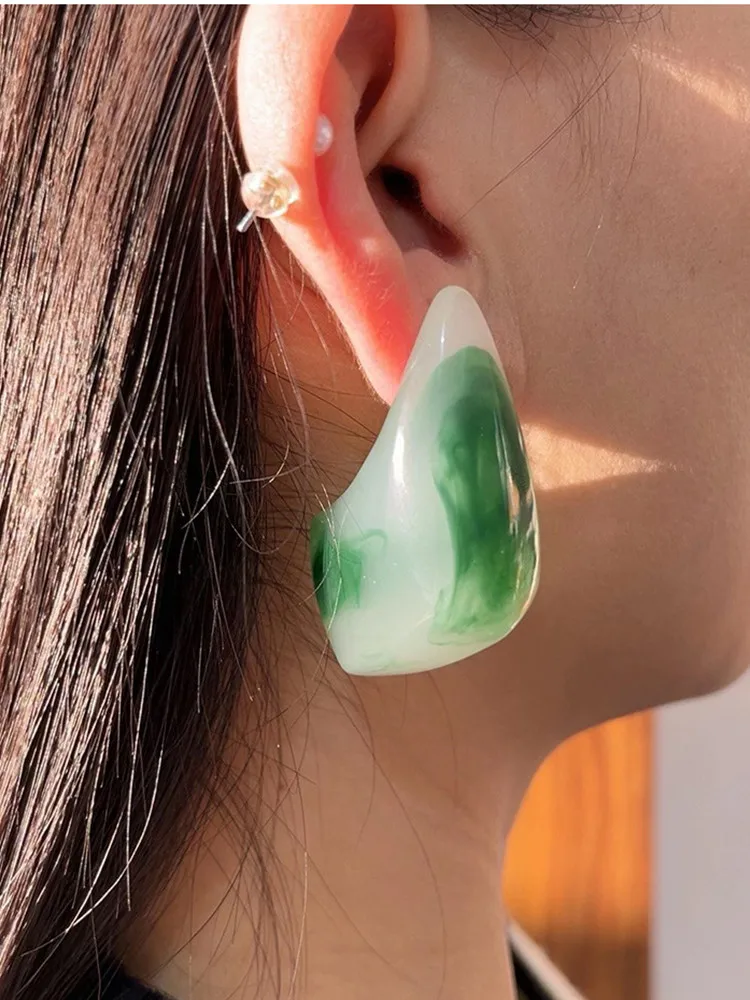 Vintage Amber Color Horn-shaped Resin Stud Earrings for Women Fashion Minimalist Jewelry Party Accessories