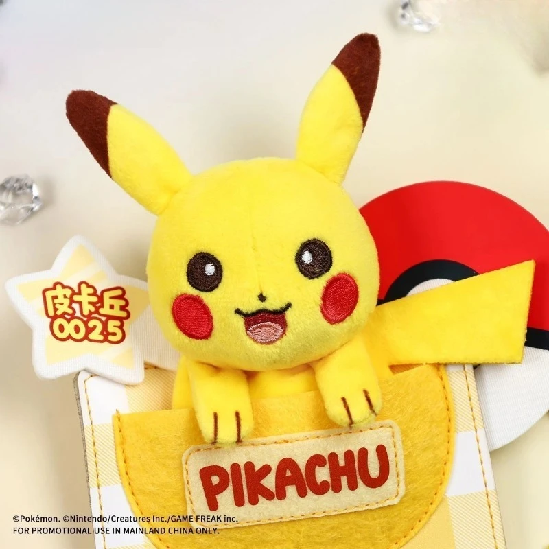 badge-en-peluche-officiel-pokemon-pikachu-mignon-accessoire-de-mode-doux-et-de-collection-ideal-pour-la-decoration-de-sacs-et-de-vetements