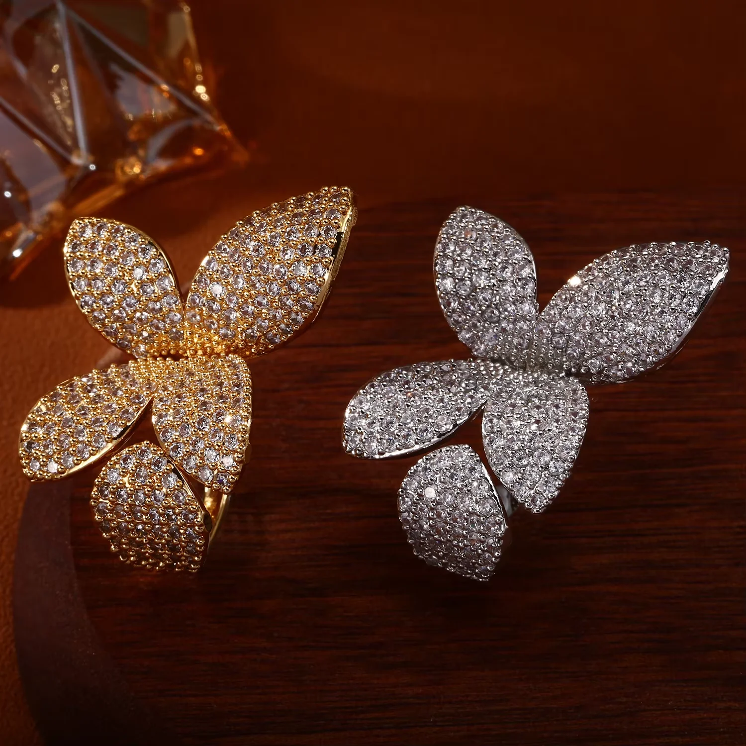 Women Big Flower Cocktail Ring Full Paved Shiny Stone Decor Floral Statement Finger Ring For Dating Evening Holiday Occasions