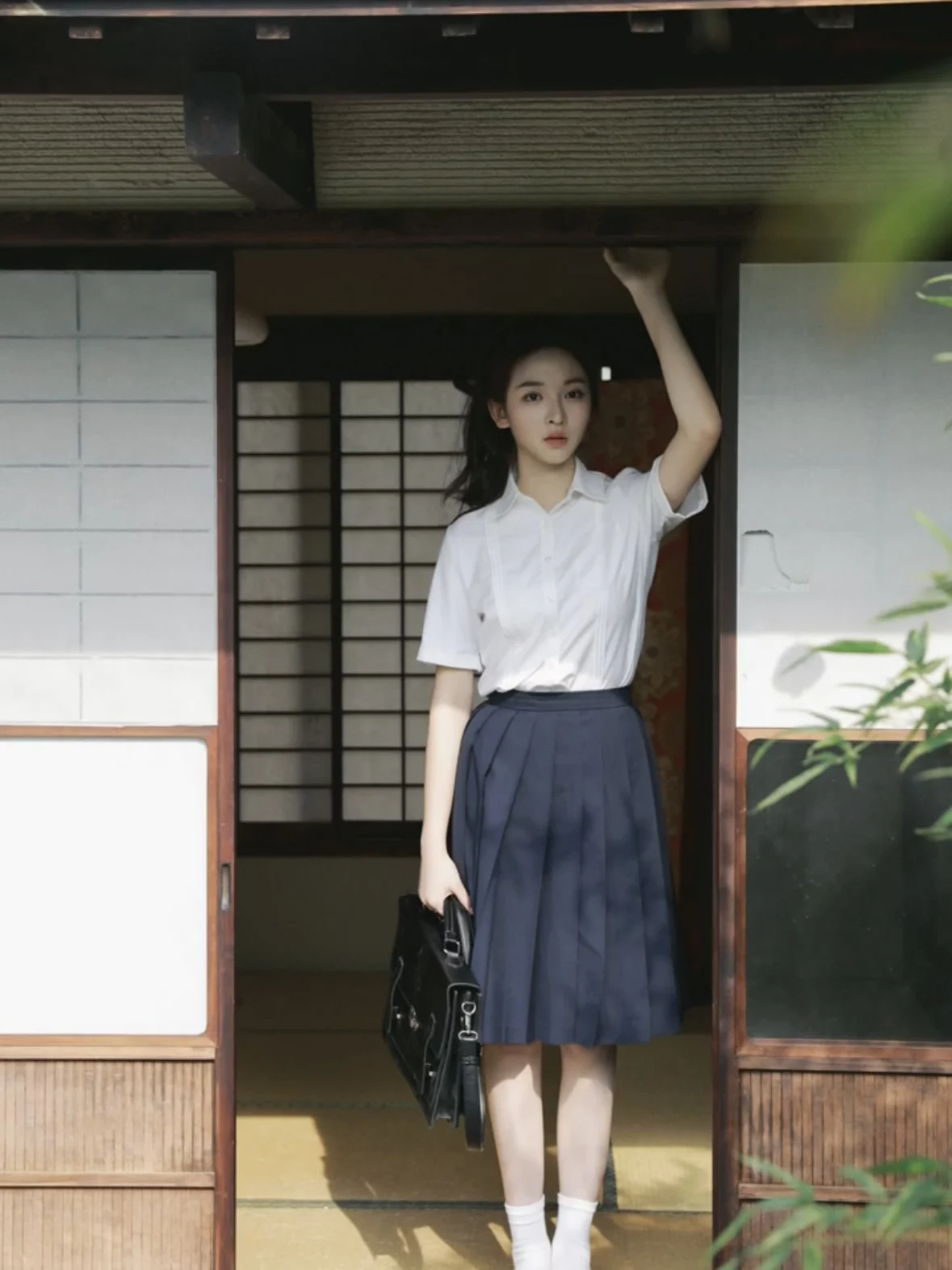 

Оригинальный японский комплект из двух предметов: базовая длинная рубашка с острым воротником и универсальные белые брюки для школы.