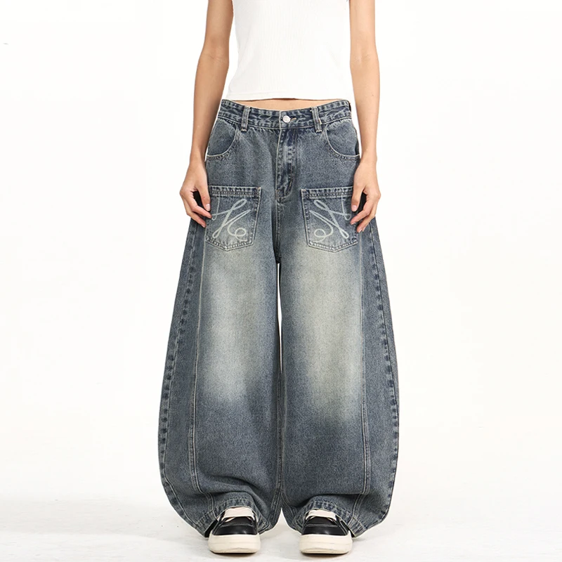 

Мужские и женские джинсы свободного кроя с дизайнерским акцентом, передними накладными карманами, лазерной печатью и изогнутыми элементами в стиле деконструкции