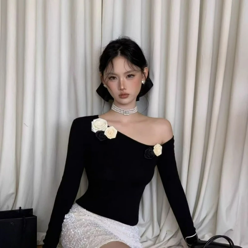 2026年秋の女性向けニッチなオフショルダーニットベースレイヤーは、ユニークでセクシーなオフショルダー・ワンショルダートップと組み合わせられます。